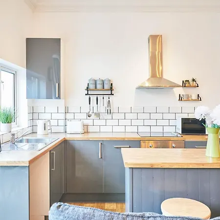 Host & - The Lookout Apartman *