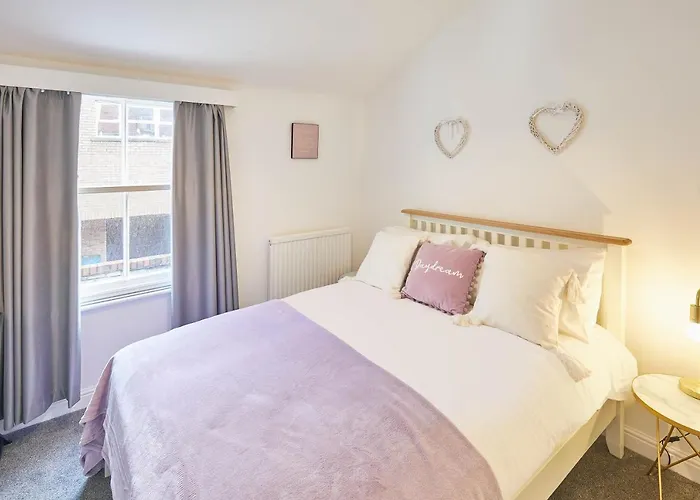 Host & - The Lookout Σκάρμπορο