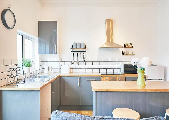 Host & - The Lookout Apartment *